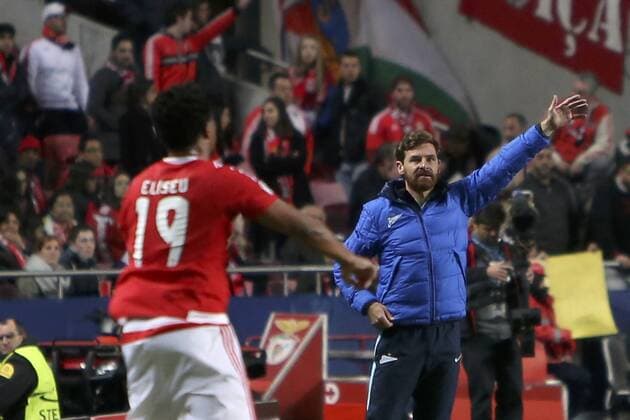 Fußball, Champions League, Benfica Lissabon - FC Zenit St Petersburg Feb 16, 2016 - Lisbon, Portugal - Zenit s forward Hulk vies with Benfica s midfielder Renato Sanches during the UEFA Champions League round of 16 football match between SL Benfica and FC Zenith at the Luz stadium in Lisbon. Soccer 2016 - Benfica 1-0 Zenit  - ZUMA