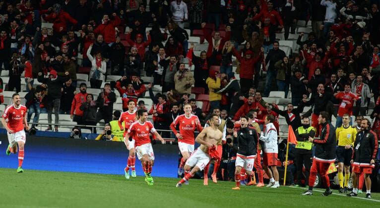 Benfica s Jonas (front) celebrates his goal during the first leg of round 16 at the UEFA Champions League soccer match between SL Benfica vs FC Zenit at the Luz stadium in Lisbon, Portugal, on Feb. 16, 2016. Benfica won 1-0. ) (SP)PORTUGAL-LISBON-SOCCER-UEFA CHAMPIONS LEAGUE-BENFICA VS ZENIT ZhangxLiyun 