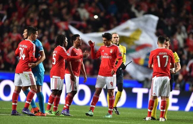 Benfica s players celebrate for victory after the first leg of round 16 at the UEFA Champions League soccer match between SL Benfica vs FC Zenit at the Luz stadium in Lisbon, Portugal, on Feb. 16, 2016. Benfica won 1-0. ) (SP)PORTUGAL-LISBON-SOCCER-UEFA CHAMPIONS LEAGUE-BENFICA VS ZENIT ZhangxLiyun 
