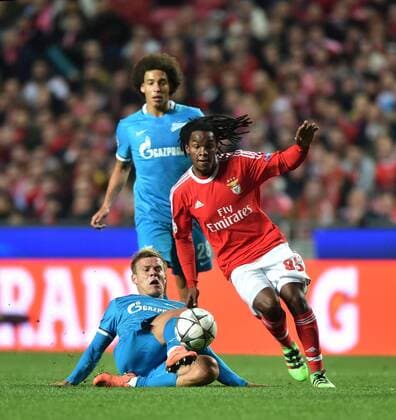 Benfica s Renato Sanches (R) vies for the ball during the first leg of round 16 at the UEFA Champions League soccer match between SL Benfica vs FC Zenit at the Luz stadium in Lisbon, Portugal, on Feb. 16, 2016. Benfica won 1-0. ) (SP)PORTUGAL-LISBON-SOCCER-UEFA CHAMPIONS LEAGUE-BENFICA VS ZENIT ZhangxLiyun 