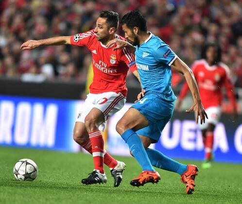 Benfica s Jonas (L) vies with Zenit s Ezequiel Garay during the first leg of round 16 of the Eurpean Champions League soccer match SL Benfica vs FC Zenit at the Luz stadium in Lisbon on Feb. 16, 2016. Benfica won 1-0. ) (SP)PORTUGAL-LISBON-SOCCER-UEFA CHAMPIONS LEAGUE-BENFICA VS ZENIT ZhangxLiyun 