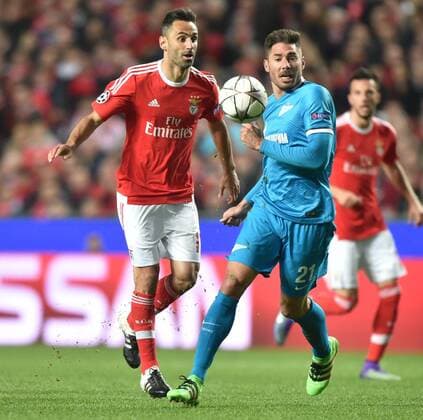 Benfica s Jonas (L) vies with Zenit s Javi Garcia during the first leg of round 16 of the Eurpean Champions League soccer match SL Benfica vs FC Zenit at the Luz stadium in Lisbon on Feb. 16, 2016. Benfica won 1-0. ) (SP)PORTUGAL-LISBON-SOCCER-UEFA CHAMPIONS LEAGUE-BENFICA VS ZENIT ZhangxLiyun 