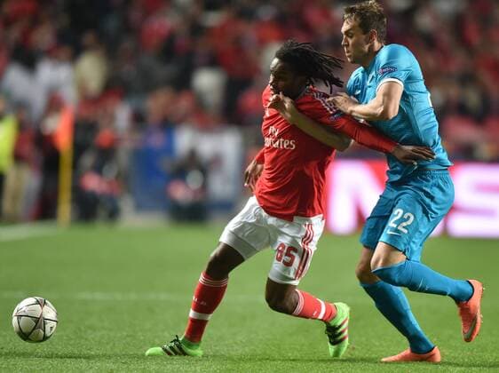 Benfica s Renato Sanches (L) vies with Zenit s Artem Dzyuba during the first leg of round 16 of the Eurpean Champions League soccer match SL Benfica vs FC Zenit at the Luz stadium in Lisbon on Feb. 16, 2016. Benfica won 1-0. ) (SP)PORTUGAL-LISBON-SOCCER-UEFA CHAMPIONS LEAGUE-BENFICA VS ZENIT ZhangxLiyun 