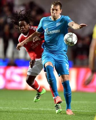 Benfica s Renato Sanches (L) vies with Zenit s Artem Dzyuba during the first leg of round 16 of the Eurpean Champions League soccer match SL Benfica vs FC Zenit at the Luz stadium in Lisbon on Feb. 16, 2016. Benfica won 1-0. ) (SP)PORTUGAL-LISBON-SOCCER-UEFA CHAMPIONS LEAGUE-BENFICA VS ZENIT ZhangxLiyun 