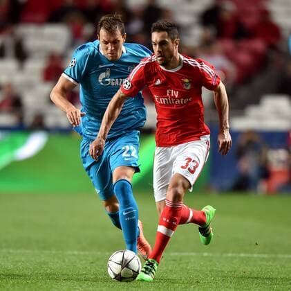 Benfica s Jardel (R) vies with Zenit s Artem Dzyuba during the first leg of round 16 of the Eurpean Champions League soccer match SL Benfica vs FC Zenit at the Luz stadium in Lisbon on Feb. 16, 2016. Benfica won 1-0. ) (SP)PORTUGAL-LISBON-SOCCER-UEFA CHAMPIONS LEAGUE-BENFICA VS ZENIT ZhangxLiyun 