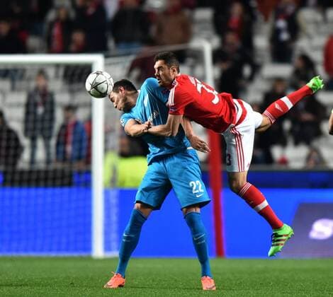 Benfica s Jardel (R) vies with Zenit s Artem Dzyuba during the first leg of round 16 of the Eurpean Champions League soccer match SL Benfica vs FC Zenit at the Luz stadium in Lisbon on Feb. 16, 2016. Benfica won 1-0. ) (SP)PORTUGAL-LISBON-SOCCER-UEFA CHAMPIONS LEAGUE-BENFICA VS ZENIT ZhangxLiyun 