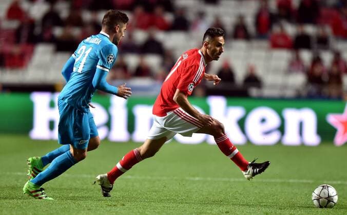 Benfica s Jonas (R) vies with Zenit s Javi Garcia during the first leg of round 16 of the Eurpean Champions League soccer match SL Benfica vs FC Zenit at the Luz stadium in Lisbon on Feb. 16, 2016. Benfica won 1-0. ) (SP)PORTUGAL-LISBON-SOCCER-UEFA CHAMPIONS LEAGUE-BENFICA VS ZENIT ZhangxLiyun 