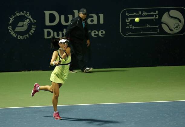 Zheng Saisai of China hits a return during the women s singles first round match against Sara Errani of Italy at the 2016 WTA Tennis Damen Dubai Open in Dubai, the United Arab Emirates, on Feb. 16, 2016. Zheng Saisai lost 0-2. ) (lm) (SP)UAE-DUBAI-TENNIS-DUBAI OPEN LixZhen 