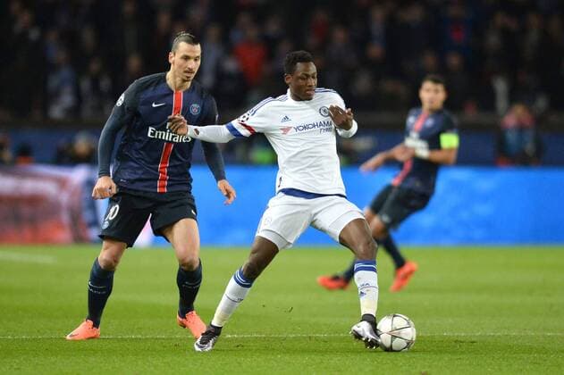 Baba Rahman (che) - Zlatan Ibrahimovic (psg) - Fussball, Champions League, Paris Saint Germain PSG vs. FC Chelsea - 16 02 2016 AnthonyBIBARD FEP Panoramic 