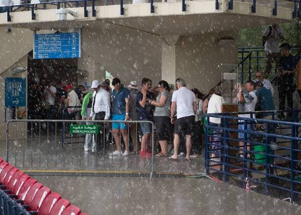 Tennis, WTA-Turnier in Dubai, Regenunterbrechung Dubai Tennis Feature 2016,Hagel und Regensturm,Feature, Tennis - Dubai Tennis Championships 2016 - WTA Tennis Damen - Dubai Duty Free Tennis Stadium - Dubai - - United Arab Emirates - 17 February 2016.