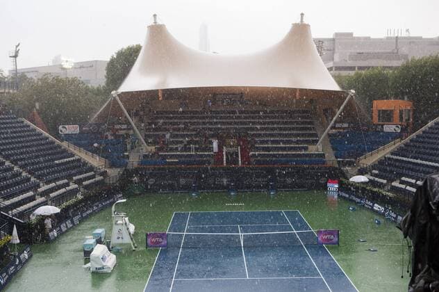 Tennis, WTA-Turnier in Dubai, Regenunterbrechung Dubai Tennis Feature 2016,Hagel und Regensturm,Feature, Tennis - Dubai Tennis Championships 2016 - WTA Tennis Damen - Dubai Duty Free Tennis Stadium - Dubai - - United Arab Emirates - 17 February 2016.