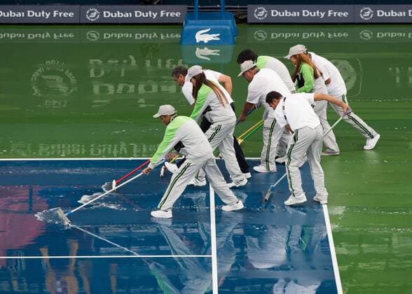 Tennis, WTA-Turnier in Dubai, Regenunterbrechung Dubai Tennis Feature 2016, Helfer wischen das Wasser vom nassen Centre Court,Regenpause, Feature, Tennis - Dubai Tennis Championships 2016 - WTA Tennis Damen - Dubai Duty Free Tennis Stadium - Dubai - - United Arab Emirates - 17 February 2016.
