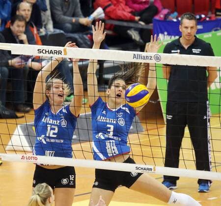 Allianz MTV Stuttgart - Volleystars Thüringen Deutschland, Stuttgart, 17.02.2016, Volleyball, 1. Bundesliga Frauen, Saison 2015 2016, Allianz MTV Stuttgart - Volleystars Thüringen: v.l. Deborah van Daelen, Micheli Pissinato (beide Allianz MTV Stuttgart), Guillermo Hernandez (Trainer Allianz MTV Stuttgart.