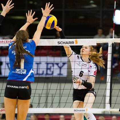 Stuttgart Angriff Dominika Drobnakova ( 6 VolleyStars Thueringen) - Block Valerie Nichol (4 Stuttgart); 1. Volleyball Bundesliga Damen, SCHARRena, Stuttgart Deutschland , 20160217; Allianz MTV Stuttgart vs VolleyStars Thueringen; Copyright: Wuechner Eibner-Pressefoto EP_NWR