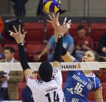 Stuttgart , Volleyball Bundesliga Allianz MTV Stuttgart vs. Volleystars Thüringen , von links: Jordanne Scott ( Thüri ) Jubel Michaela Mlejnkova ( Allianz )