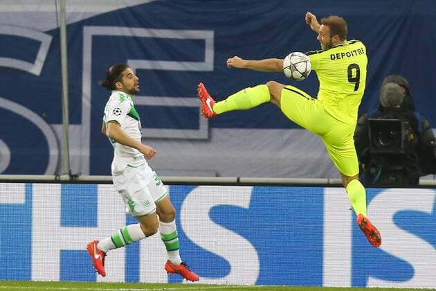 Wolfsburg s Ricardo Rodriguez and Gent s Laurent Depoitre fight for the ball during a game between Belgian KAA Gent and German VfL Wolfsburg, a first leg of the 1 8 finals of the UEFA Champions League competition, in Gent, Wednesday 17 February 2016. BRUNOxFAHY  x04794737x