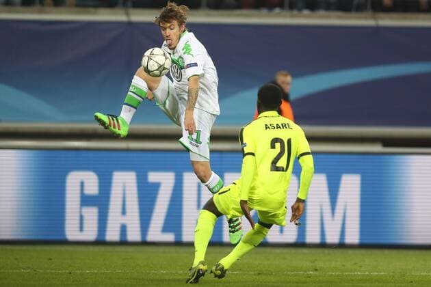 Wolfsburg s Max Kruse and Gent s Nana Asare fight for the ball during a game between Belgian KAA Gent and German VfL Wolfsburg, a first leg of the 1 8 finals of the UEFA Champions League competition, in Gent, Wednesday 17 February 2016. BRUNOxFAHY  x04794735x