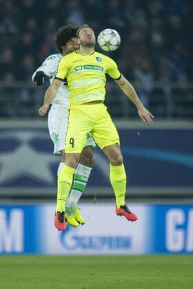 Wolfsburg s Dante and Gent s Laurent Depoitre fight for the ball during a game between Belgian KAA Gent and German VfL Wolfsburg, a first leg of the 1 8 finals of the UEFA Champions League competition, in Gent, Wednesday 17 February 2016. JASPERxJACOBS  x04794743x