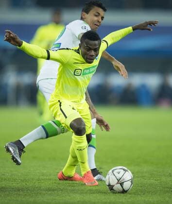 Wolfsburg s Luiz Gustavo and Gent s Moses Simon fight for the ball during a game between Belgian KAA Gent and German VfL Wolfsburg, a first leg of the 1 8 finals of the UEFA Champions League competition, in Gent, Wednesday 17 February 2016. JASPERxJACOBS  x04794755x