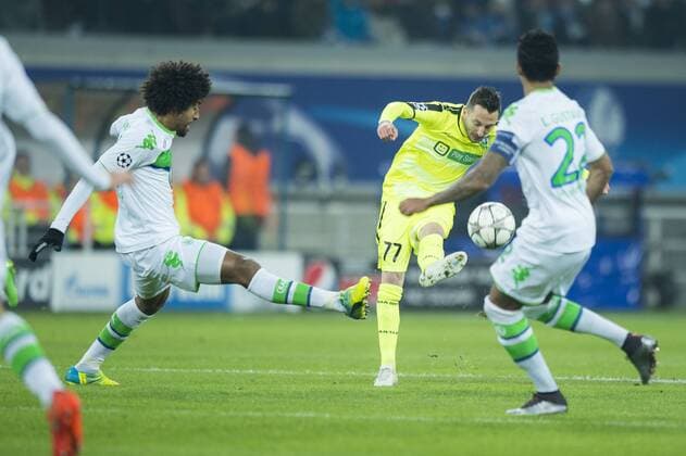 Wolfsburg s Dante, Gent s Danijel Milicevic and Wolfsburg s Luiz Gustavo fight for the ball during a game between Belgian KAA Gent and German VfL Wolfsburg, a first leg of the 1 8 finals of the UEFA Champions League competition, in Gent, Wednesday 17 February 2016. JASPERxJACOBS  x04794764x