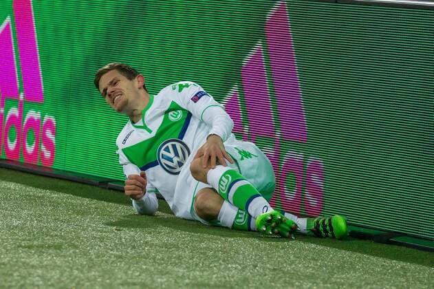 Gent Sebastian Jung (VfL Wolfsburg 24) am Boden beim Champions-League Achtelfinal Hinspiel zwischen KAA Gent und dem VfL Wolfsburg am 17.02.2016, Copyright: Schueler Eibner-Pressefoto EP_JSE
