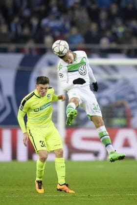 Gent s Thomas Foket and Wolfsburg s Julian Draxler fight for the ball during a game between Belgian KAA Gent and German VfL Wolfsburg, a first leg of the 1 8 finals of the UEFA Champions League competition, in Gent, Wednesday 17 February 2016. YORICKxJANSENS  x04794778x