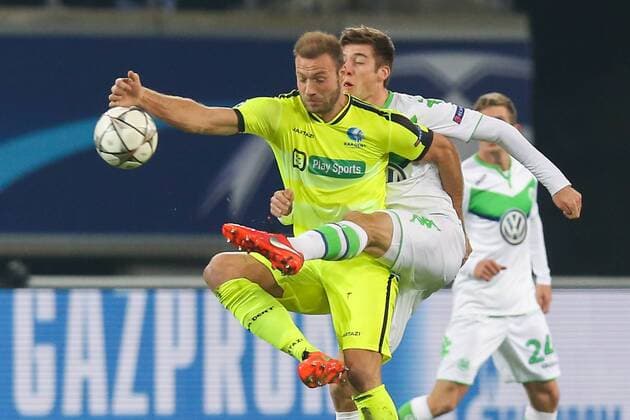 Gent s Laurent Depoitre and Wolfsburg s Robin Knoche fight for the ball during a game between Belgian KAA Gent and German VfL Wolfsburg, a first leg of the 1 8 finals of the UEFA Champions League competition, in Gent, Wednesday 17 February 2016. BRUNOxFAHY  x04794779x