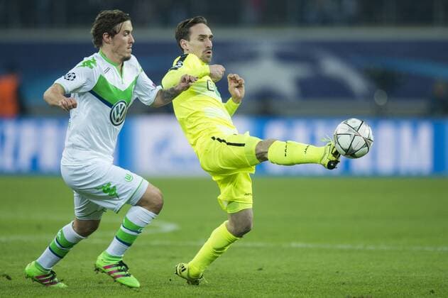 Wolfsburg s Max Kruse and Gent s Sven Kums fight for the ball during a game between Belgian KAA Gent and German VfL Wolfsburg, a first leg of the 1 8 finals of the UEFA Champions League competition, in Gent, Wednesday 17 February 2016. JASPERxJACOBS  x04794787x