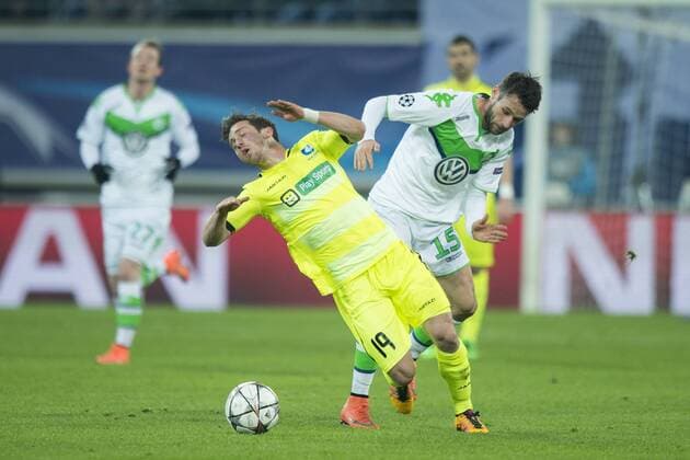 Gent s Brecht Dejaegere and Wolfsburg s Christian Trasch fight for the ball during a game between Belgian KAA Gent and German VfL Wolfsburg, a first leg of the 1 8 finals of the UEFA Champions League competition, in Gent, Wednesday 17 February 2016. JASPERxJACOBS  x04794800x