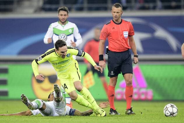 Wolfsburg s Luiz Gustavo, Gent s Sven Kums and Norwegian referee Svein Oddvar Moen pictured during a game between Belgian KAA Gent and German VfL Wolfsburg, a first leg of the 1 8 finals of the UEFA Champions League competition, in Gent, Wednesday 17 February 2016. YORICKxJANSENS  x04794825x