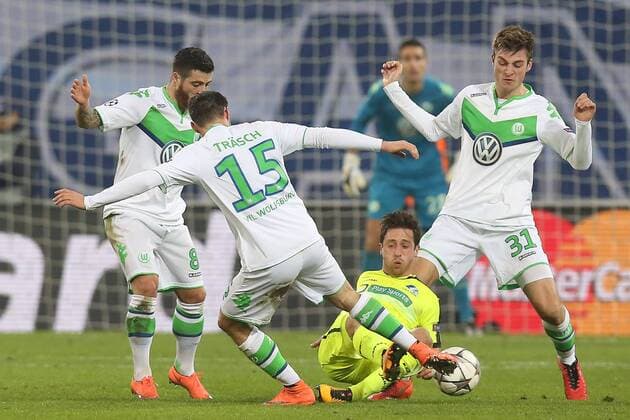 Wolfsburg s Vieirinha, Wolfsburg s Christian Trasch, Gent s Brecht Dejaegere and Wolfsburg s Robin Knoche fight for the ball during a game between Belgian KAA Gent and German VfL Wolfsburg, a first leg of the 1 8 finals of the UEFA Champions League competition, in Gent, Wednesday 17 February 2016. BRUNOxFAHY  x04794818x