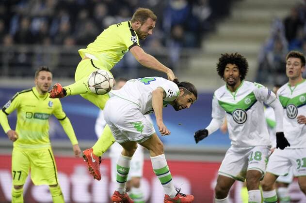Gent s Laurent Depoitre and Wolfsburg s Ricardo Rodriguez fight for the ball during a game between Belgian KAA Gent and German VfL Wolfsburg, a first leg of the 1 8 finals of the UEFA Champions League competition, in Gent, Wednesday 17 February 2016. YORICKxJANSENS  x04794820x