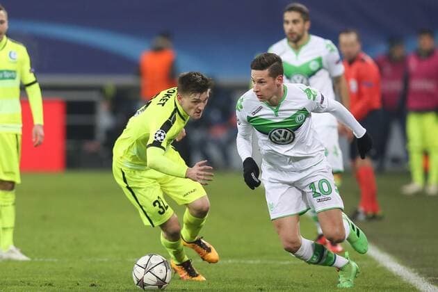 Gent s Thomas Foket and Wolfsburg s Julian Draxler fight for the ball during a game between Belgian KAA Gent and German VfL Wolfsburg, a first leg of the 1 8 finals of the UEFA Champions League competition, in Gent, Wednesday 17 February 2016. BRUNOxFAHY  x04794821x