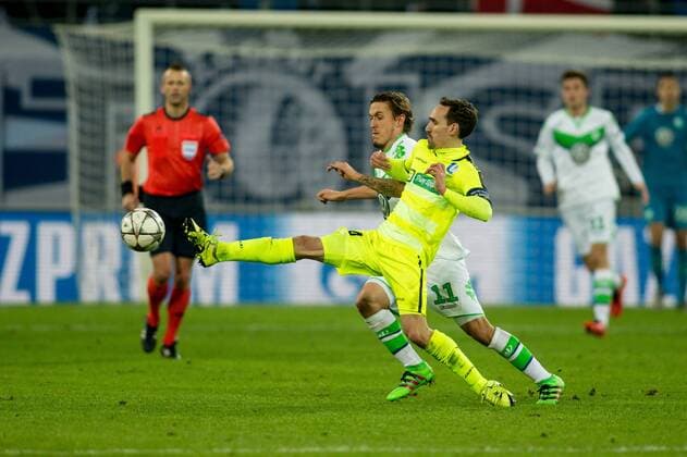 Gent Sven Kums (KAA Gent 14) im Zweikampf gegen Max Kruse (VfL Wolfsburg 11) beim Champions-League Achtelfinal Hinspiel zwischen KAA Gent und dem VfL Wolfsburg am 17.02.2016, Copyright: Schueler Eibner-Pressefoto EP_JSE
