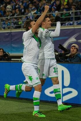Gent Julian Draxler (VfL Wolfsburg 10) beim Torjubel nach dem Treffer zum 1:0 mit Max Kruse (VfL Wolfsburg 11) beim Champions-League Achtelfinal Hinspiel zwischen KAA Gent und dem VfL Wolfsburg am 17.02.2016, Copyright: Schueler Eibner-Pressefoto EP_JSE