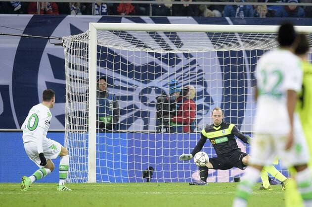 Bilder des Tages - SPORT Wolfsburg s Julian Draxler scoring the 0-1 goal during a game between Belgian KAA Gent and German VfL Wolfsburg, a first leg of the 1 8 finals of the UEFA Champions League competition, in Gent, Wednesday 17 February 2016. YORICKxJANSENS  x04794837x