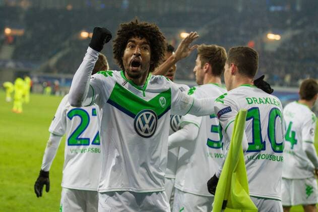 Gent Dante (VfL Wolfsburg 18) beim Torjubel nach dem Treffer zum 1:0 mit Julian Draxler (VfL Wolfsburg 10) beim Champions-League Achtelfinal Hinspiel zwischen KAA Gent und dem VfL Wolfsburg am 17.02.2016, Copyright: Schueler Eibner-Pressefoto EP_JSE
