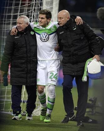 Wolfsburg s Sebastian Jung leaves the pitch after being injured during a game between Belgian KAA Gent and German VfL Wolfsburg, a first leg of the 1 8 finals of the UEFA Champions League competition, in Gent, Wednesday 17 February 2016. YORICKxJANSENS  x04794845x