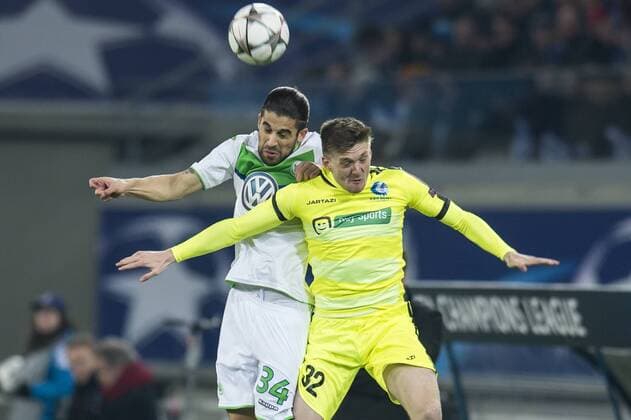 (L-R) Ricardo Rodriguez of VFL Wolfsburg, Thomas Foket of KAA Gent during the UEFA Europa League round of 16 match between KAA Gent and VfL Wolfsburg on February 17, 2016 at the Ghelamco Arena in Gent, Belgium. KAA Gent v VfL Wolfsburg UEFA Europa League 2015 2016 xVIxGerritxvanxKeulenxIVx 4997849