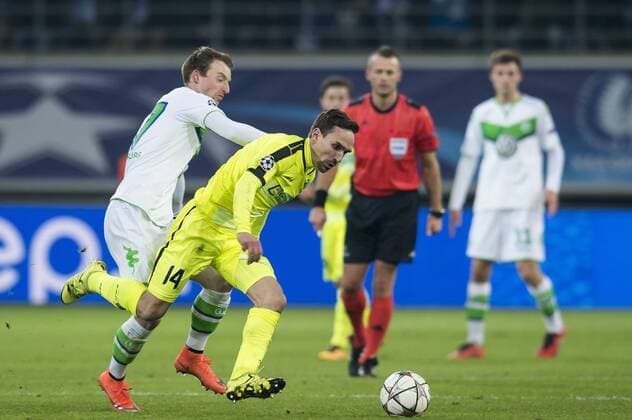 (L-R) Maximilian Arnold of VFL Wolfsburg, Sven Kums of KAA Gent during the UEFA Europa League round of 16 match between KAA Gent and VfL Wolfsburg on February 17, 2016 at the Ghelamco Arena in Gent, Belgium. KAA Gent v VfL Wolfsburg UEFA Europa League 2015 2016 xVIxGerritxvanxKeulenxIVx 4997854
