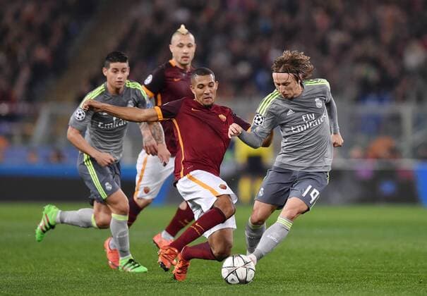 FUSSBALL CHAMPIONS LEAGUE SAISON 2015 2016 ACHTELFINAL HINSPIEL AS Rom - Real Madrid 17.02.2016 Luka Modric (re, Real Madrid) gegen William Vainqueur (Mitte, AS Rom) beobachtet von James Rodriguez (hinten li, Real Madrid) 