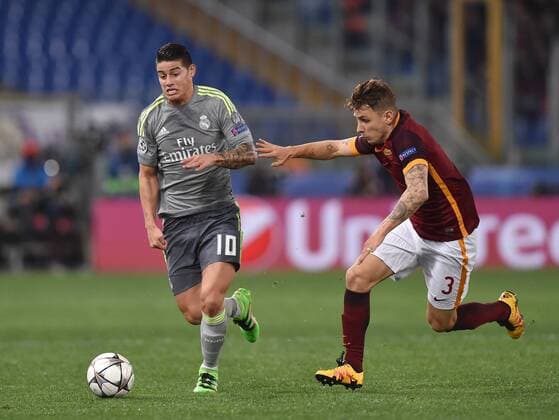 FUSSBALL CHAMPIONS LEAGUE SAISON 2015 2016 ACHTELFINAL HINSPIEL AS Rom - Real Madrid 17.02.2016 James Rodriguez (li, Real Madrid) gegen Lucas Digne (re, AS Rom) 