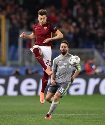 FUSSBALL CHAMPIONS LEAGUE SAISON 2015 2016 ACHTELFINAL HINSPIEL AS Rom - Real Madrid 17.02.2016 Stephan El Shaarawy (li, AS Rom) gegen Daniel Carvajal (Real Madrid) 