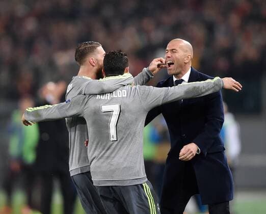 FUSSBALL CHAMPIONS LEAGUE SAISON 2015 2016 ACHTELFINAL HINSPIEL AS Rom - Real Madrid 17.02.2016 JUBEL Real Madrid; Trainer Zinedine Zidane (re) umarmt Torschütze Cristiano Ronaldo (Mitte) und Sergio Ramos (li) 