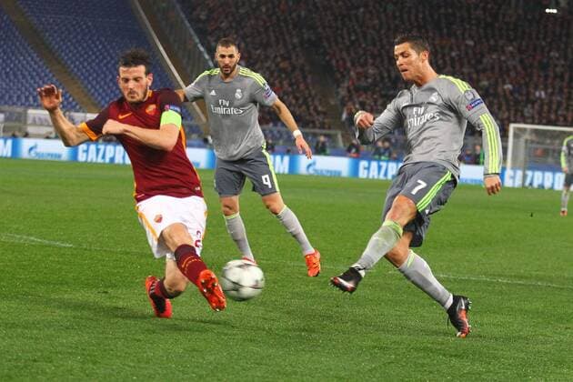 17.02.2016. Stadio Olimpico, Rome, Italy. UEFA Champions League, Round of 16 - first leg, AS Roma versus Real Madrid. CRISTIANO RONALDO with the shot blocked by Vainqueur (Roma) xACTIVAxFOTOx  ActionPlus11708623