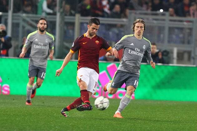 17.02.2016. Stadio Olimpico, Rome, Italy. UEFA Champions League, Round of 16 - first leg, AS Roma versus Real Madrid. PJANIC MIRALEM gets the pass away before the tackle from MODRIC LUKA (RM) xACTIVAxFOTOx  ActionPlus11708627