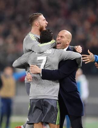 FUSSBALL CHAMPIONS LEAGUE SAISON 2015 2016 ACHTELFINAL HINSPIEL AS Rom - Real Madrid 17.02.2016 JUBEL Real Madrid; Trainer Zinedine Zidane (re) umarmt Torschütze Cristiano Ronaldo (Mitte) und Sergio Ramos (li) 