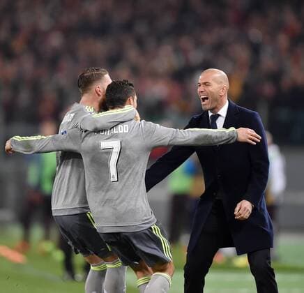 Bilder des Tages - SPORT FUSSBALL CHAMPIONS LEAGUE SAISON 2015 2016 ACHTELFINAL HINSPIEL AS Rom - Real Madrid 17.02.2016 JUBEL Real Madrid; Trainer Zinedine Zidane (re) umarmt Torschütze Cristiano Ronaldo (Mitte) und Sergio Ramos (li) 