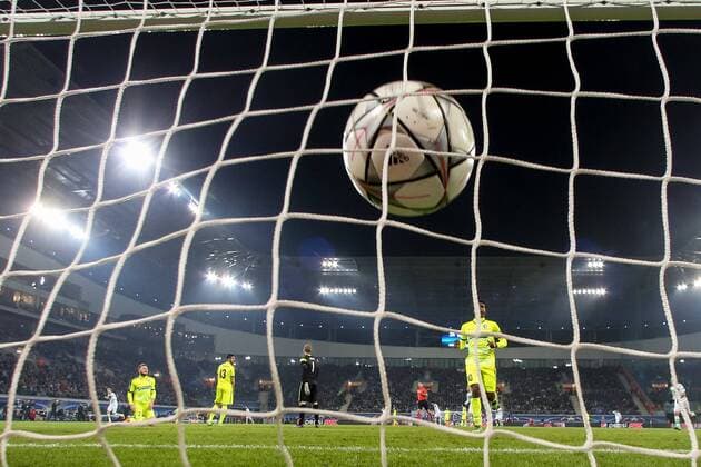 Gent Julian Draxler (VfL Wolfsburg 10 - nicht im Bild) mit dem Heber Tor zum 2:0 gegen Torwart Matz Sels (KAA Gent 1)beim Champions-League Achtelfinal Hinspiel zwischen KAA Gent und dem VfL Wolfsburg am 17.02.2016, Copyright: Schueler Eibner-Pressefoto EP_JSE