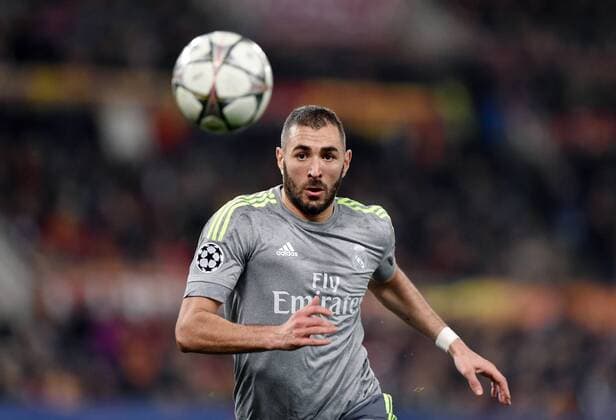 FUSSBALL CHAMPIONS LEAGUE SAISON 2015 2016 ACHTELFINAL HINSPIEL AS Rom - Real Madrid 17.02.2016 Karim Benzema (Real Madrid) am Ball 
